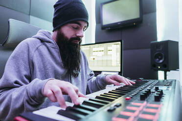 Dj produziert Musik in seinem Studio - XLGF00414