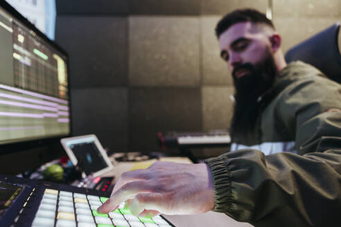 Dj produziert Musik in seinem Studio - XLGF00417