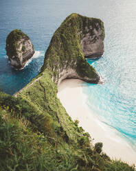 Malerische Meereslandschaft mit grünen Klippen am Ufer, Bali - ADSF09116