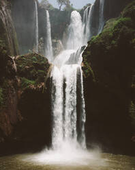 Wüstenlandschaft mit mächtigem, majestätischem Wasserfall auf grünen Klippen, Marokko - ADSF09131