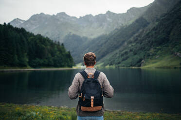 Anonymer Mann genießt Berglandschaft und See - ADSF09141