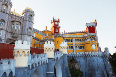 Altes Schloss mit hellen bunten Mauern gegen wolkenlosen Abendhimmel in Portugal gelegen - ADSF09146