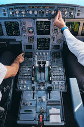 Piloten arbeiten während des Fluges im Cockpit - ADSF09164