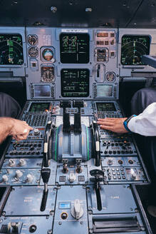 Piloten arbeiten während des Fluges im Cockpit - ADSF09169