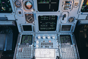 Feuertasten auf dem Bedienfeld im Cockpit - ADSF09171