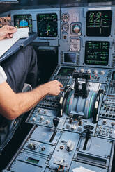 Pilot bei der Arbeit mit der Steuerkonsole während des Fluges - ADSF09173