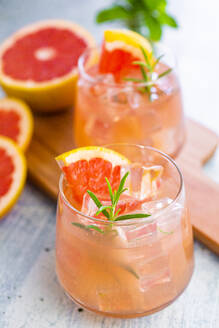 Gläser mit frischem Grapefruitsaft und Grapefruits - GIOF08608