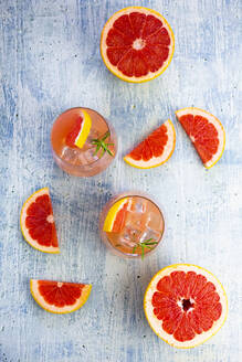 Gläser mit frischem Grapefruitsaft und Grapefruits - GIOF08610