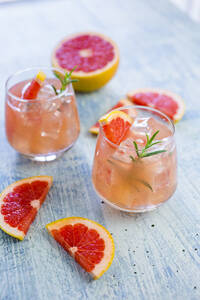 Gläser mit frischem Grapefruitsaft und Grapefruits - GIOF08611