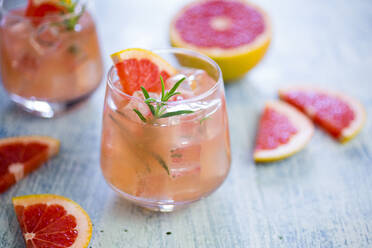 Glas frischer Grapefruitsaft und Grapefruits - GIOF08612