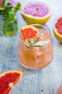 Glas frischer Grapefruitsaft und Grapefruits - GIOF08613
