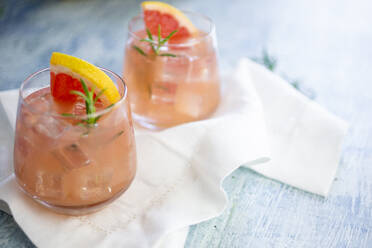 Gläser mit frischem Grapefruitsaft - GIOF08616