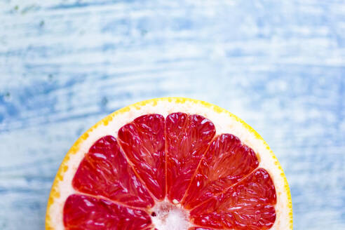 Frisch geschnittene Grapefruit auf Holz - GIOF08619