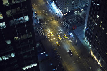 Von oben auf eine Straße mit Fahrzeugen, die zwischen Hochhäusern im Zentrum von New York fahren - ADSF09211