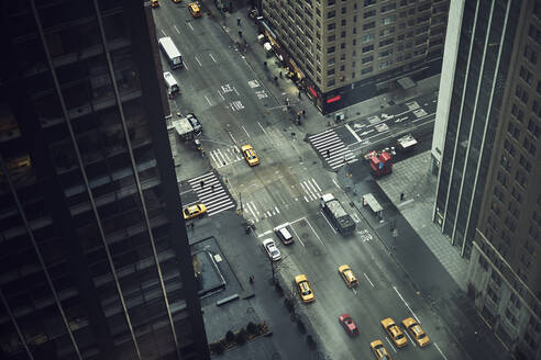 Von oben auf eine Straße mit Fahrzeugen, die zwischen Hochhäusern im Zentrum von New York fahren - ADSF09212