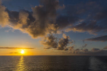 Indischer Ozean bei bewölktem Sonnenuntergang - MABF00579