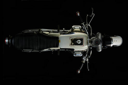 Draufsicht auf ein altes Motorrad mit schwarzem Hintergrund (Moto Guzzi V7/700) - SRSF00659