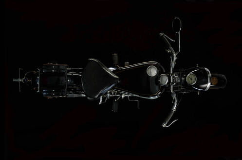 Draufsicht auf ein altes Motorrad mit schwarzem Hintergrund (NSU OSL 201) - SRSF00660