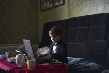 Kind sitzt an einem Computer - CAVF87952