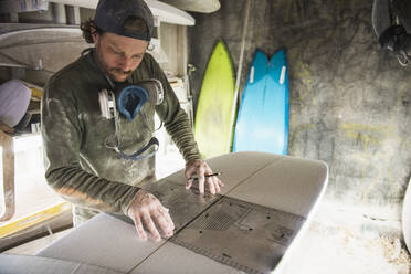 Surfboard Shaper misst ein neues Design - CAVF87973
