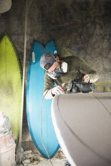 Surfboard Shaper schneidet ein neues Design - CAVF87975