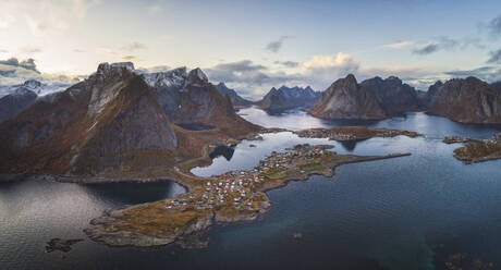 Panoramablick auf die Berge und Inseln der Lofoten - CAVF88005