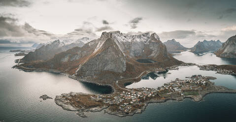 Panoramablick auf die Berge und Inseln der Lofoten - CAVF88006