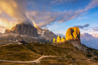 Sonnenuntergang über den 5 Torri-Dolomiten in Cortina d'Ampezzo, Venetien, Italien - CAVF88012