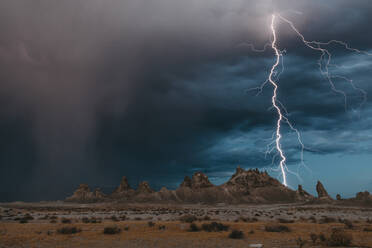 Blitzeinschlag in die Tuffsteinformationen bei Trona Pinnacles, Kalifornien - CAVF88016