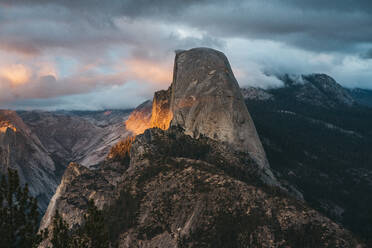 Glühender Sonnenuntergang beleuchtet die Wolken und den Half Dome des Yosemite - CAVF88018