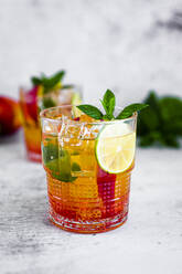 Cocktail mit Pfirsich, Minze und Limette und Eiswürfeln - GIOF08687