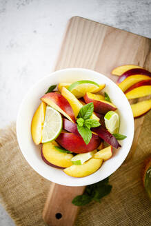 Obstsalat mit Pfirsich, Limette und Minze - GIOF08698