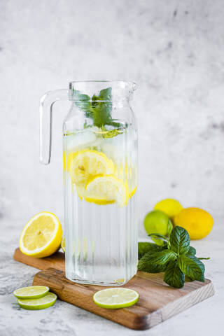 Detox-Wasser mit Zitrone, Limette und Minze und Eiswürfeln, lizenzfreies Stockfoto