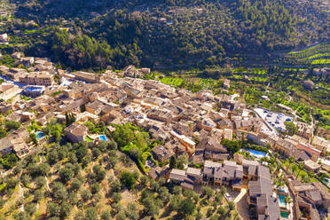 Spanien, Mallorca, Fornalutx, Drohnenansicht eines ländlichen Dorfes in der Serra de Tramuntana - SIEF09959