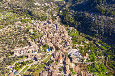 Spanien, Mallorca, Fornalutx, Drohnenansicht eines ländlichen Dorfes in der Serra de Tramuntana - SIEF09960