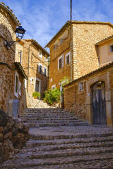 Spanien, Mallorca, Fornalutx, Steinstufen entlang der alten Dorfstraße - SIEF09962