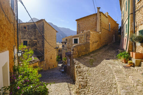 Spanien, Mallorca, Fornalutx, Gasse im alten Dorf, lizenzfreies Stockfoto