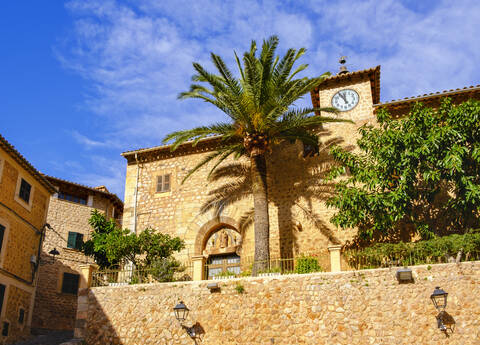 Spanien, Mallorca, Fornalutx, Palme vor der Kirche Navidad de Nostra Senyora, lizenzfreies Stockfoto