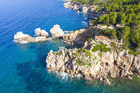 Spanien, Mallorca, Deia, Drohnenansicht der Küstenklippen in der Serra de Tramuntana - SIEF09966