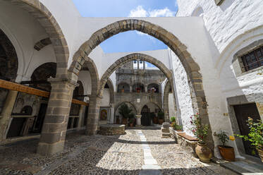 Griechenland, Südliche Ägäis, Patmos, Bogengänge im Kloster des Heiligen Johannes des Theologen - RUNF04055