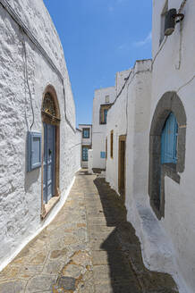 Griechenland, Südliche Ägäis, Patmos, Enge Gasse zwischen Häusern in Chora - RUNF04056