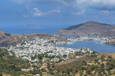 Griechenland, Südliche Ägäis, Patmos, Küstenstadt im Sommer - RUNF04057