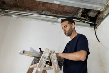 Bauarbeiter bei der Arbeit in einem Haus - VABF03323