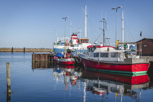 Dänemark, Region Süddänemark, Marstal, Fischerboote im Yachthafen - KEBF01569