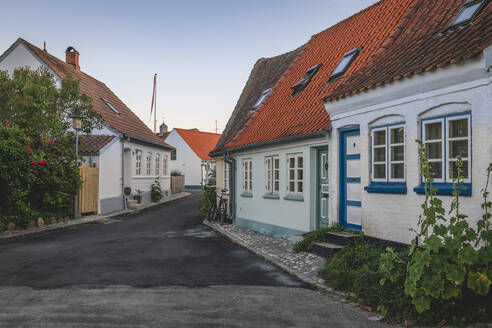 Dänemark, Region Süddänemark, Marstal, Alte Stadthäuser entlang einer leeren Straße - KEBF01573