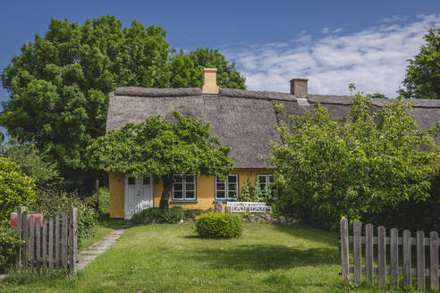 Dänemark, Region Süddänemark, Ommel, Fassade eines Bauernhauses im Frühling - KEBF01575