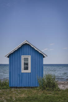 Dänemark, Region Süddänemark, Aeroskobing, Blau gestrichenes Badehaus an der Küste - KEBF01577