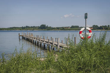 Rettungsring vor dem Steg an der Küste - KEBF01585