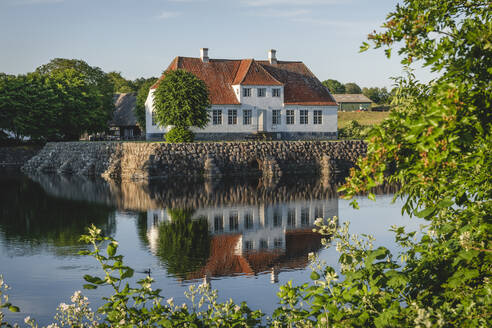 Dänemark, Region Süddänemark, Soby, Sobygard Museum mit Spiegelung im umgebenden Graben - KEBF01586