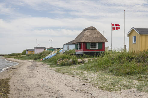 Dänemark, Region Süddänemark, Marstal, Kleine Badehäuser am Strand - KEBF01590